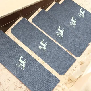 Hearda Treppenstufen Matten, Treppe Treppenteppich, Stufenmatten 5/10 Stück, Treppenteppich Selbstklebend, Antirutschmatte Innenbereich für Schutz Kinder, Ältere (5PCS-55CM,Grauer Hirsch)