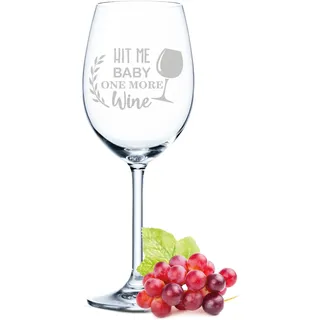 GRAVURZEILE Leonardo Weinglas mit Gravur - Hit me Baby one more Wine - Witziges Spruchglas als Geschenk für Weinliebhaber - Geschenke für Sie & Ihn - Geeignet für Rotwein, Weißwein & Aperol Spritz