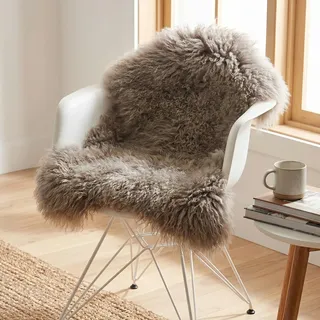 LIRA Deko Lammfell-Teppich 60×130 cm – echtes tibetisches Langhaar-Lammfell mit Lederrückseite, Fellteppich für Wohn- und Schlafzimmer, Taupe