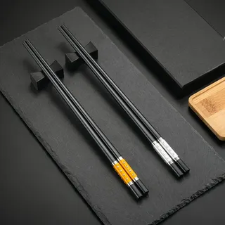 2 pair Glasfaser Japanische EssStäbchen schwarz + 2 pcs Essstäbchen Ablagen Sushi Chopsticks Essstäbchen Edelstahl mit Halter Geschenkset Chinesische Stäbchen Asiatisches Besteck mit Geschenkbox