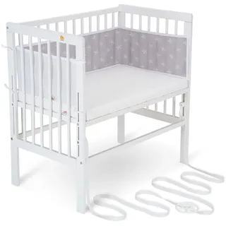 FabiMax Baby Beistellbett für Boxspringbett, stufenlos höhenverstellbar, Buchenholz massiv weiß lackiert, inkl. Matratze Comfort und Netz-Nestchen weiße Sterne auf grau
