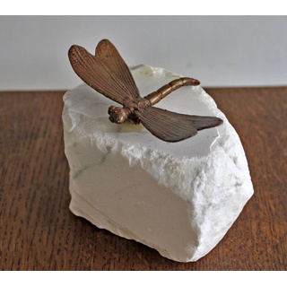 H. Packmor GmbH Bronzefigur eine kleine Libelle auf Stein