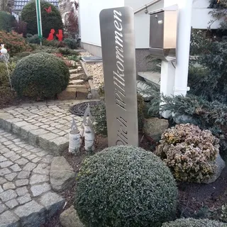 ARTTEC Design Schild, Hinweisschild, Gartenschild Herzlich Willkommen - hochwertige Gartendeko aus Metall - Edelstahl Deko für Garten, Balkon & Terasse - Metall Deko zum Aufstellen - Made in Germany